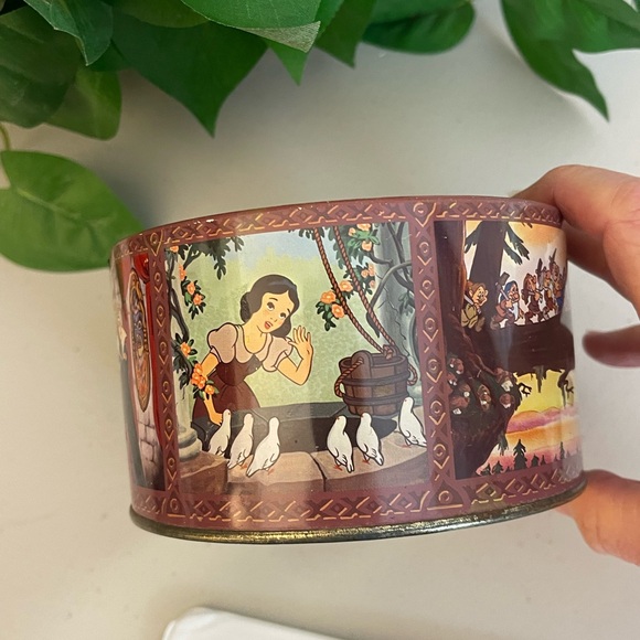 Vintage Walt Disney Snow White & The Seven Dwarfs Candy Tin - Picture 6 of 15